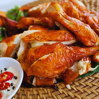 Gà quay mật ong - 52.000 ₫ tại Bếp Nhà - Bùi Hữu Nghĩa