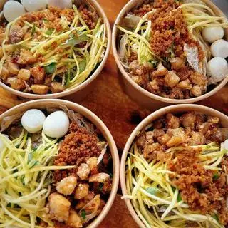 Hình ảnh Bánh tráng trộn mỡ hành tóp mỡ