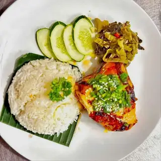 Hình ảnh Cơm tấm má đùi gà nướng mật ong
