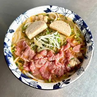 Bún bò Huế tái chả - 65.000 ₫ tại Bún Bò Huế O Huyền - Hoàng Sa