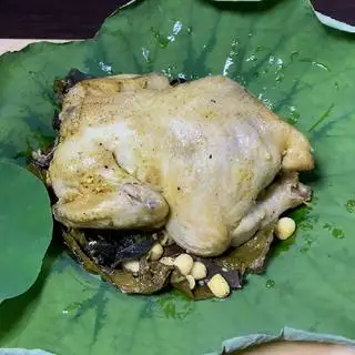 Hình ảnh Nguyên con gà hấp nấm hạt sen