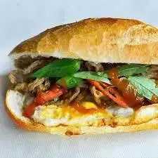 Bánh mì chả cá trứng - 28.500 ₫ tại Bánh Mì Chả Cá & Trà Sữa Chú Hùng - Lâm Văn Bền
