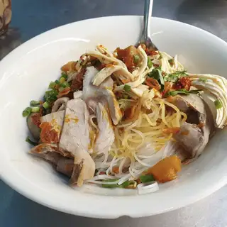 Bún gạo gà chặt - 113.000 ₫ tại Nhi - Hủ Tiếu & Bánh Canh Người Hoa - Cô Giang