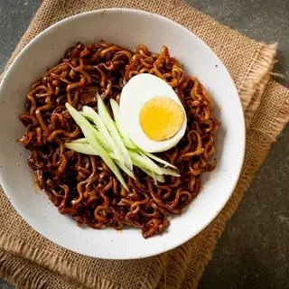 Hình ảnh Mì trộn tương đen Hàn Quốc