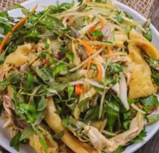 Cơm gà chặt - 92.000 ₫ tại Bếp Người Hội An - Tiệm Mì Quảng & Cơm Gà - Trần Quốc Toản