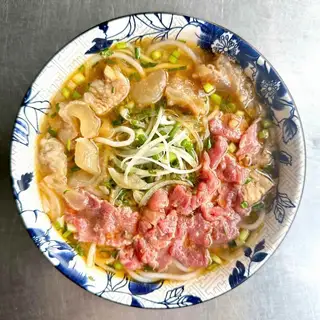 Bún bò Huế tái gân - 65.000 ₫ tại Bún Bò Huế O Huyền - Hoàng Sa