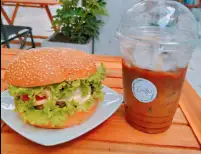 Hamburger bò đặc biệt - 52.000 ₫ tại Dolly's Cafe - Chu Văn An