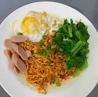 Mì trộn trứng xúc xích - 30.000 ₫ tại Bò Bảy Món Ánh Hồng - Bò Né & Mì Trộn - Trương Đăng Quế