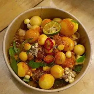 Hình ảnh Chân gà mix trứng non sốt thái 