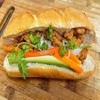 Hình ảnh Bánh mỳ chả cá xúc xích