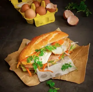 Hình ảnh Bánh mì pate - bơ - 2 trứng gà ta ốp la