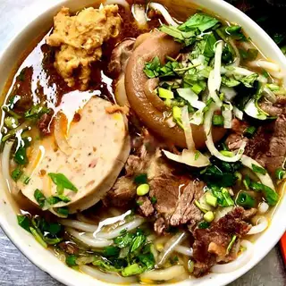 Bún bò đặc biệt - 75.000 ₫ tại Bún Bò Huế Út Dung - Tôn Thất Hiệp