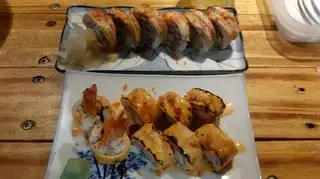 Hình ảnh Roll sushi da cá hồi nướng sốt cay