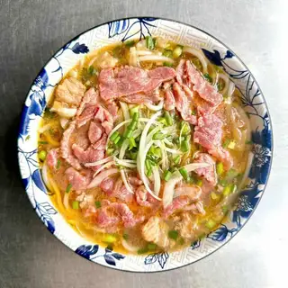 Bún bò Huế tái - 60.000 ₫ tại Bún Bò Huế O Huyền - Hoàng Sa