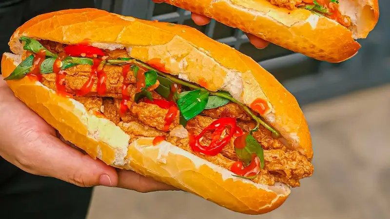 Bánh mì chả cá nóng - 27.000 ₫ tại Phong Vũ - Bánh Mì Hà Nội, Xôi Mặn & Bánh Bao - Tô Ký