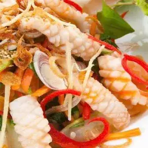 Hình ảnh Mực sốt Thái kèm Coca 300ml
