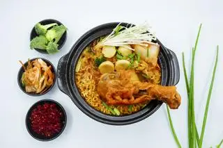 Hình ảnh Mì kim chi đùi gà
