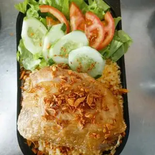 Hình ảnh Cơm má đùi xối mỡ da giòn - canh rong biển