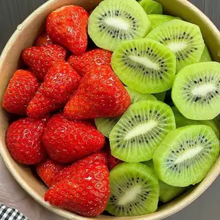 Dâu tây mix kiwi - 119.000 ₫ tại Trái Cây Mix Cắt Sẵn - Alice's Haven Fruit - Đường 339