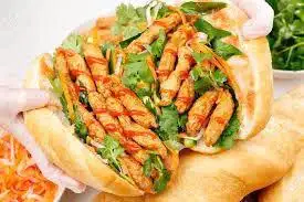 Bánh mì siêu chả cá - 33.000 ₫ tại Bánh Mì Chả Cá & Trà Sữa Chú Hùng - Lâm Văn Bền