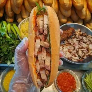 Bánh mì heo quay - 40.000 ₫ tại Bánh Mì, Xôi Mặn & Heo Quay Chú Béo - Cách Mạng Tháng 8