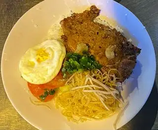 Cơm tấm sườn ốp la - 65.000 ₫ tại Cơm Tấm Đêm Mũi Tàu - Nguyễn Trãi