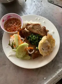 Cơm sườn ốp la - 44.000 ₫ tại Cơm Tấm Oanh & Bún Thịt Nướng - Hưng Phú