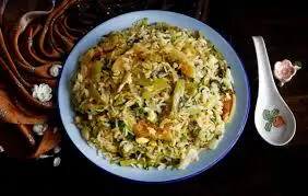 Hình ảnh Cơm rang tóp mỡ gỏi chua