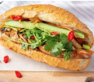 Bánh mì heo quay chả cá - 35.000 ₫ tại Bánh Mì Heo Quay O Thanh - Nơ Trang Long