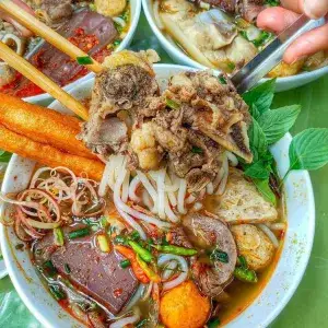 Hình ảnh Combo Bún bò nạm, gân, chả cua, chả lá, huyết, Coca