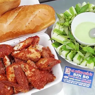 Gà nướng muối ớt - 1 cơm lam - 5 bánh bao chiên kèm 5 chân gà nướng - 250.000 ₫ tại Gà Nướng Muối Ớt Bin Bo - 289 Lý Thái Tổ