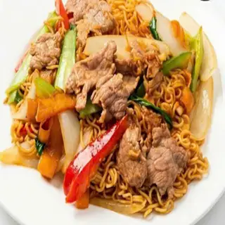 Hình ảnh Mì xào bò xúc xích trứng 