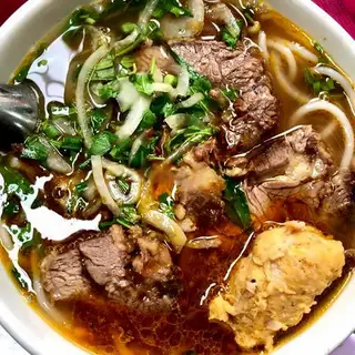 Bún bò nạm gân chả - 68.000 ₫ tại Bún Bò Huế Út Dung - Tôn Thất Hiệp