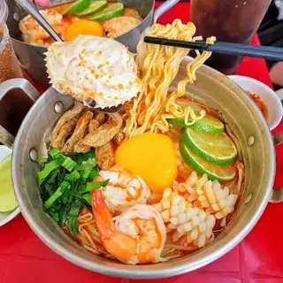 Hình ảnh Mì mama tay cầm hải sản
