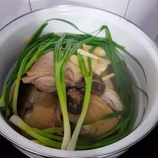 Nửa con hấp hành - 129.000 ₫ tại Gà Hấp Hành Lá - Anh Dũng - Phan Tây Hồ