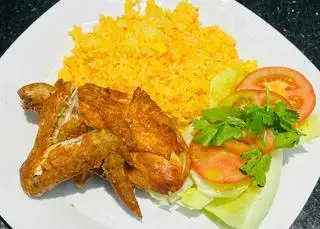 Cơm gà xối mỡ - canh - 101.000 ₫ tại Cơm Gà Hải Nam Kiểu Singapore - Calmette	