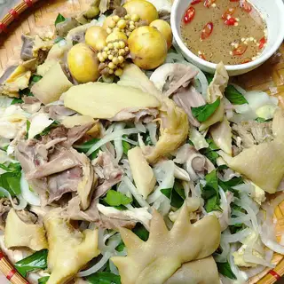 Gà xé nguyên con - gỏi - 390.000 ₫ tại Cơm Gà Ta Trúc Hương - Gỏi Gà & Miến Gà - Phạm Hùng
