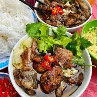 Hình ảnh Bún chả lẫn nhiều thịt