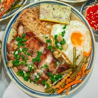 Hình ảnh Cơm tấm ba rọi bì chả ốp la