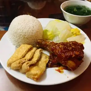 Cơm tấm đùi gà  - 50.000 ₫ tại Cơm Tấm A Trường - Nơ Trang Long