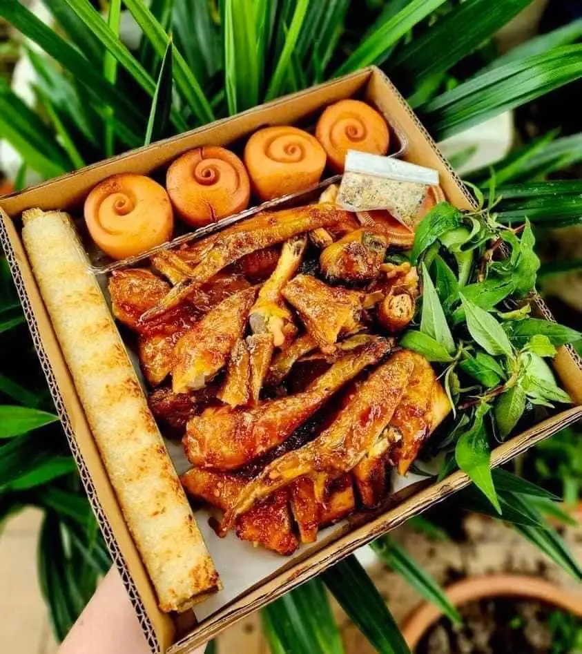 Combo gà nướng nguyên con - 1 cơm lam - 4 bánh bao - 260.000 ₫ tại Gà Nướng Cơm Lam Bánh Bao Trung Hoa - Tôn Đản