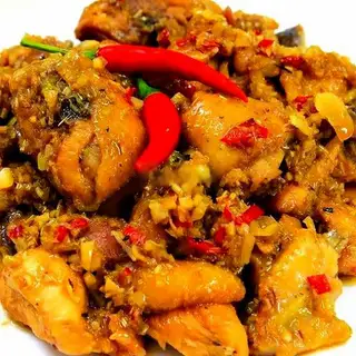 Cơm Gà Kho Sả Ớt - 44.200 ₫ tại Cơm Văn Phòng Min - Nguyễn Thượng Hiền