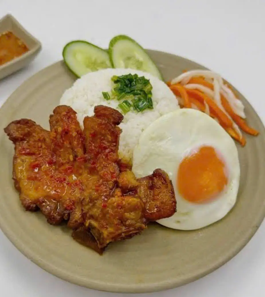 Cơm sườn - trứng - 58.000 ₫ tại Cơm Tấm BO - Hoàng Hoa Thám
