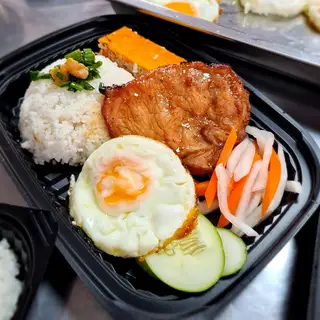 Cơm tấm đầy đủ - 85.000 ₫ tại CƠM MÁ 3 - Cơm Tấm & Cơm Trưa Văn Phòng Sài Gòn - Diên Hồng