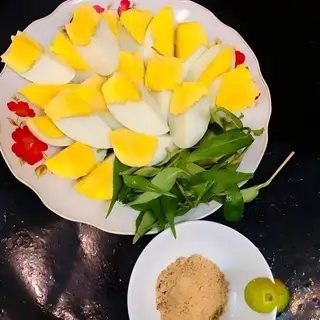 1 trứng gà vữa luộc sẵn - 8.000 ₫ tại Bánh Tráng Trộn, Cuốn & Chấm Tiểu Bông - Đường 45