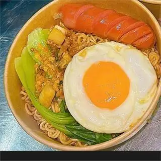 Hình ảnh Mì trộn Indomie - Trứng Ốp la + Xúc xích
