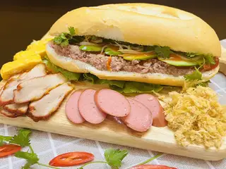 Hình ảnh Bánh mì pate xá xíu