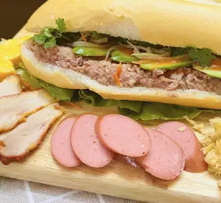 Hình ảnh BÁNH MỲ PATE TRỨNG XÚC XÍCH