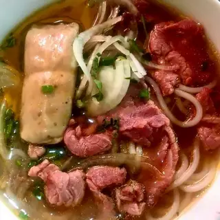 Bún bò tái chả - 68.000 ₫ tại Bún Bò Huế Út Dung - Tôn Thất Hiệp