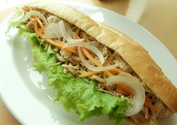 Hình ảnh Bánh mì pate gà xé bơ